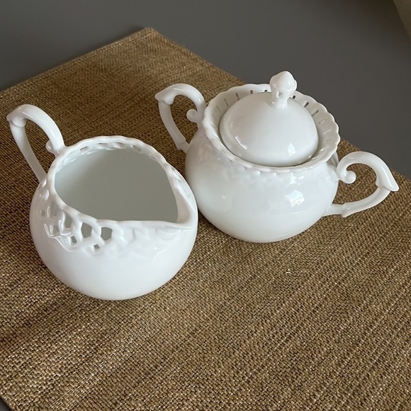Heirloom Collection by Coastline Imports White Porcelain‎ Sugar and Creamer Set - Picture 7 of 9